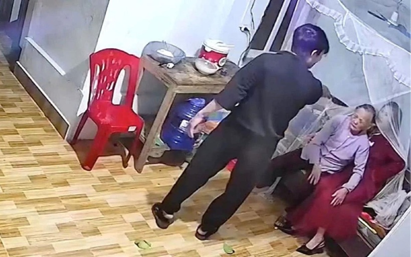 Hình ảnh người đàn ông đánh chị gái và mẹ già gây xôn xao dư luận