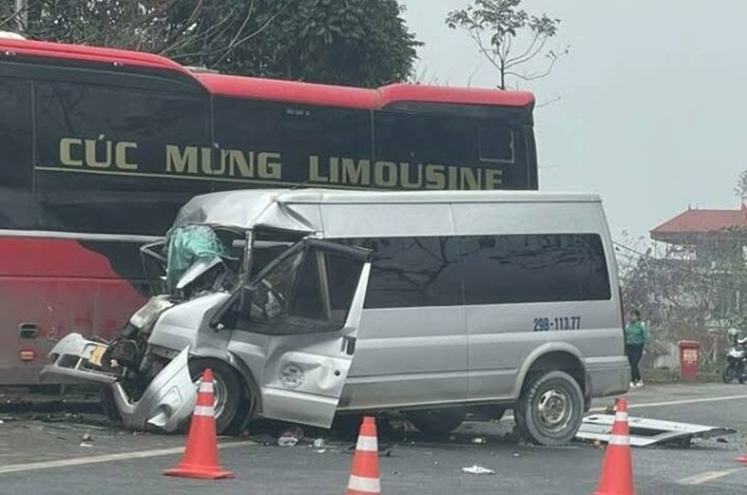 Đầu xe ô tô bị hư hỏng nặng. Ảnh: VnExpress