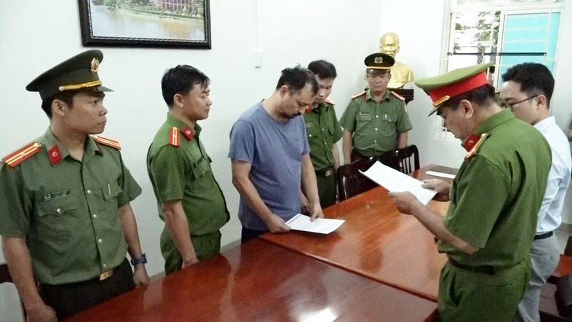 Công an tỉnh Khánh Hòa tống đạt các quyết định đối với Nurlybekov Kairat. Ảnh: Cổng thông tin Bộ Công an.