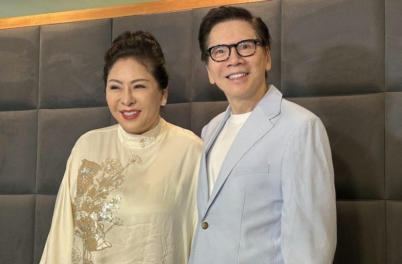 Hướng Hoa Cường (phải) và vợ.