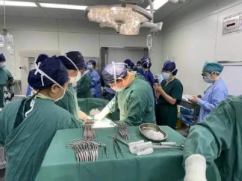 Ca mổ diễn ra trong không khí khẩn trương nhưng được kiểm soát chặt chẽ. Ảnh: Saostar.