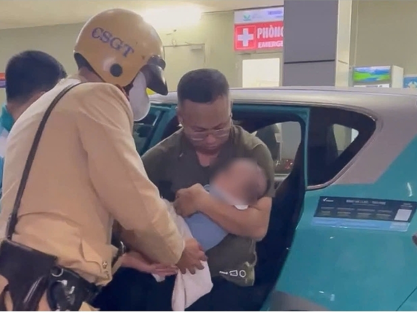 Tổ công tác hỗ trợ gia đình đưa cháu vào Khoa Cấp cứu - Bệnh viện Nhi Trung ương.