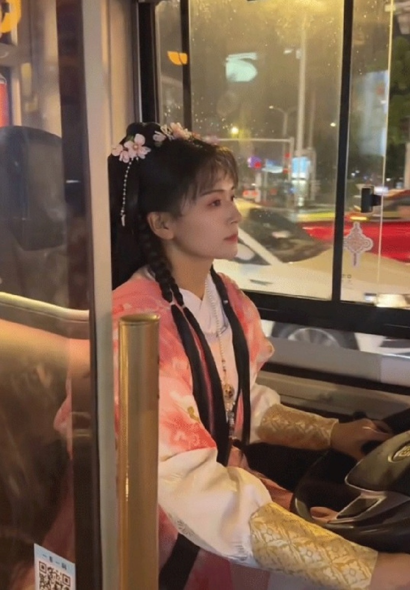 Tài xế hóa trang thành Hoàng Dung, nhân vật trong Anh hùng xạ điêu của Kim Dung. Ảnh: SixthTone.