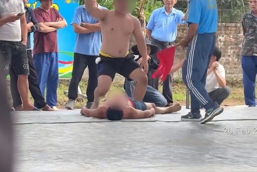 Sự việc khiến đô vật ngã gục ra sàn đấu. Ảnh: Dân Việt