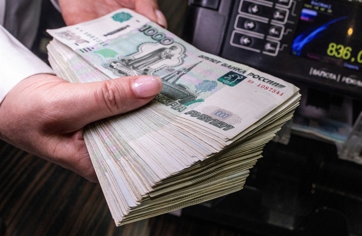 Nhân viên cầm các tờ 1.000 ruble trong một ngân hàng ở Moscow (Nga). Ảnh: Reuters