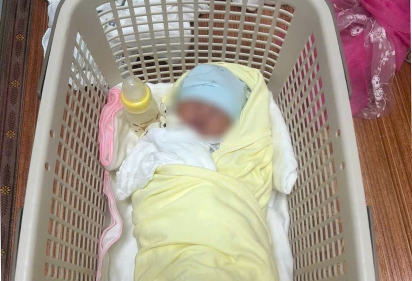 Bé trai đang được nuôi dưỡng, chăm sóc tại Trung tâm y tế khu vực Thanh Thủy. (Ảnh: VietnamNet)
