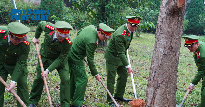 Ngay sau lễ phát động, cán bộ, chiến sĩ và các đại biểu đã tham gia trồng cây tại Khu lưu niệm Sáu điều Bác Hồ dạy CAND, Chùa Tứ Giáp và Khu tưởng niệm Anh hùng liệt sĩ Cao Kỳ Vân.