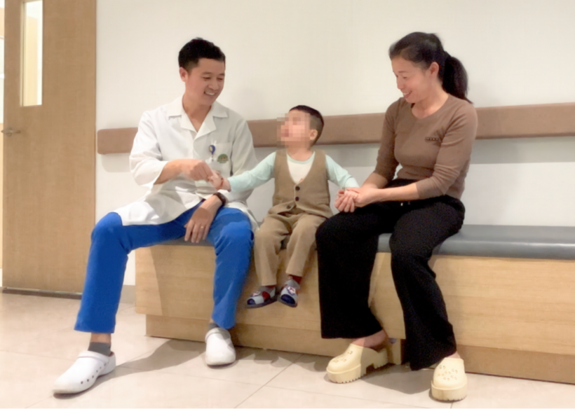 Bé M. được hồi sinh sau khi sống thực vật, bại não. Ảnh: VietNamNet.