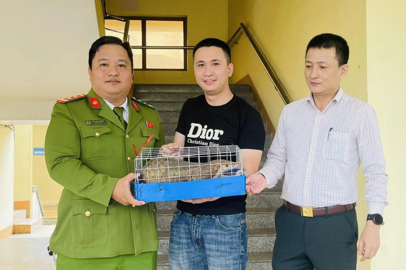 Anh Hoan chủ động mang đến cơ quan công an giao nộp. Ảnh: Báo Dân trí.