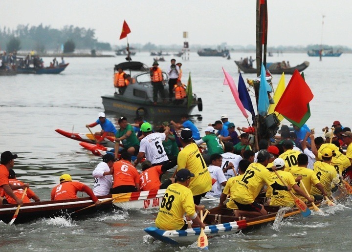 Đua ghe tại lễ hội cầu ngư làng Thai Dương Hạ (phường Thuận An, TP.Huế). (Ảnh: VTC News)