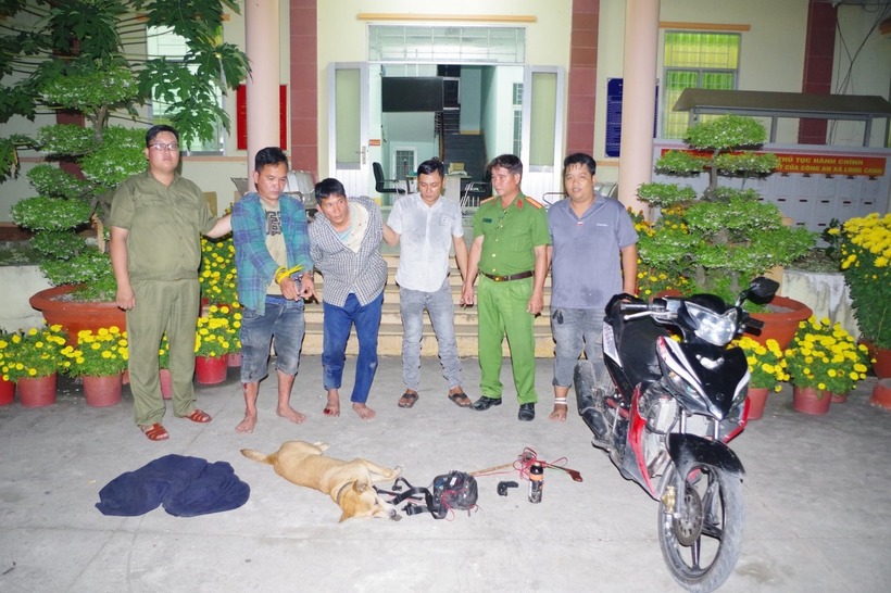 Hai thanh niên nghi trộm chó dùng súng xung điện, bình hơi cay chống công an. Ảnh: Dân Việt.