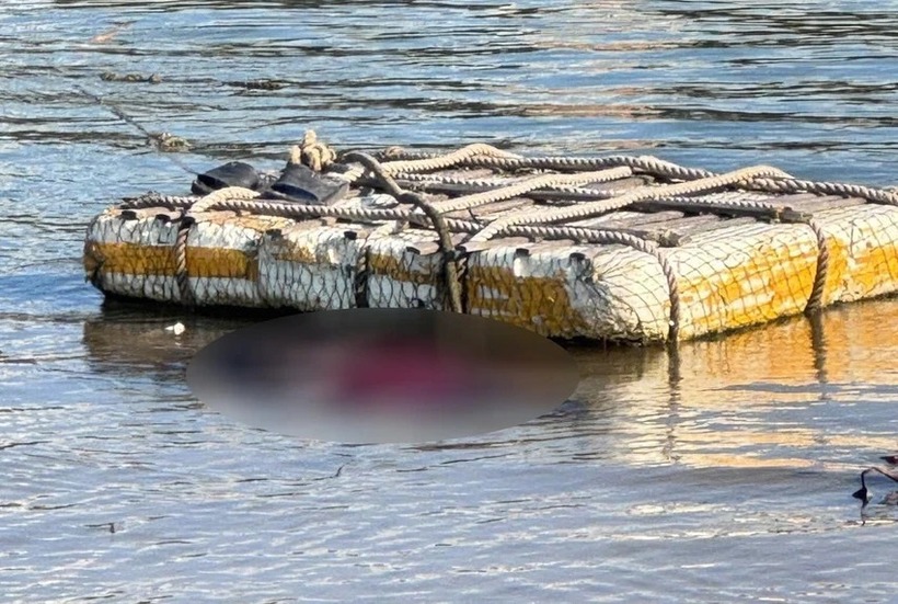 Thi thể được tìm thấy tại cửa biển Nhật Lệ. Ảnh: Pháp luật TP.HCM