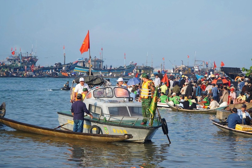 Vụ tai nạn xảy ra cách khu vực tổ chức giải đua ghe truyền thống khoảng 500m. (Ảnh: Dân trí)