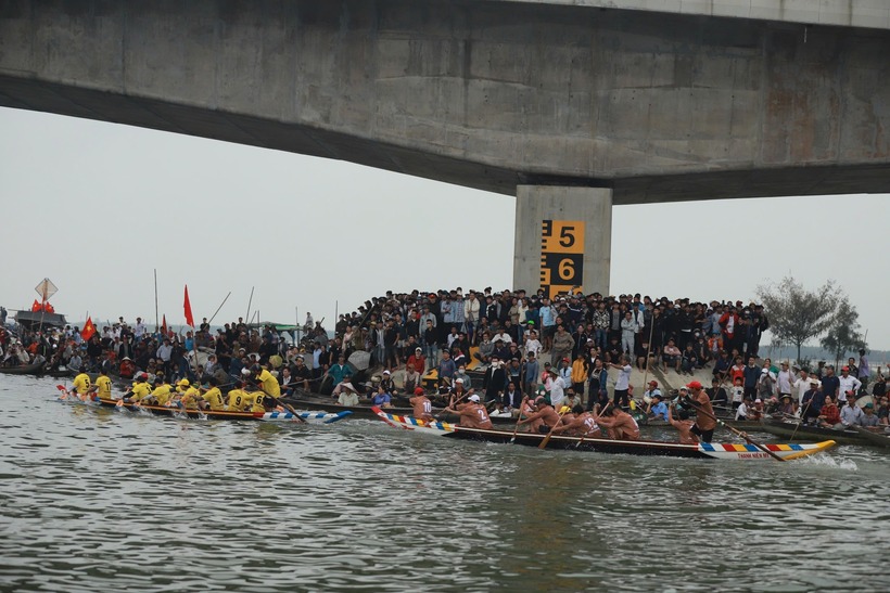 Giải đua ghe truyền thống làng Thai Dương thu hút đông người dân và du khách. (Ảnh: Thanh niên)