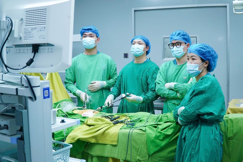 Các bác sĩ tiến hành phẫu thuật loại bỏ u quái. Ảnh: Sức khoẻ & Đời sống.