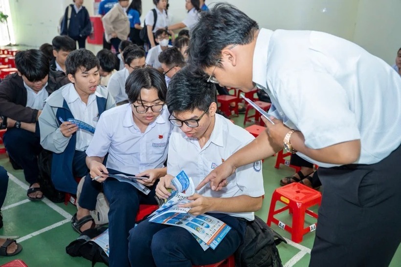Thí sinh tìm hiểu thông tin tuyển sinh năm 2026 của trường. Ảnh: HUIT