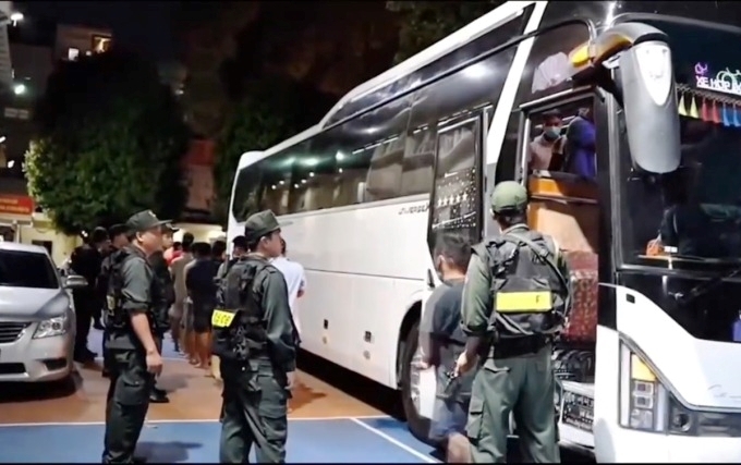 Cảnh sát đưa các nghi can về trụ sở. Ảnh: VnExpress