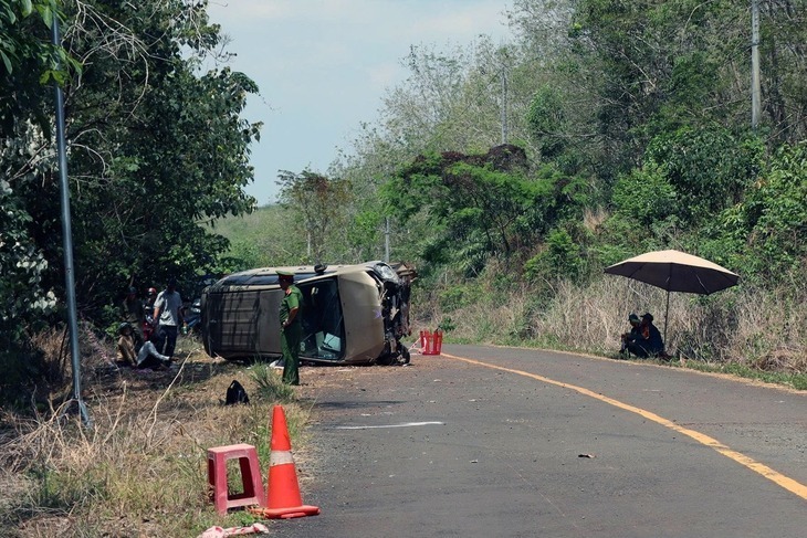 Hiện trường lật xe 7 chỗ, 2 bà cháu tử vong thương tâm tại Đồng Nai - 1