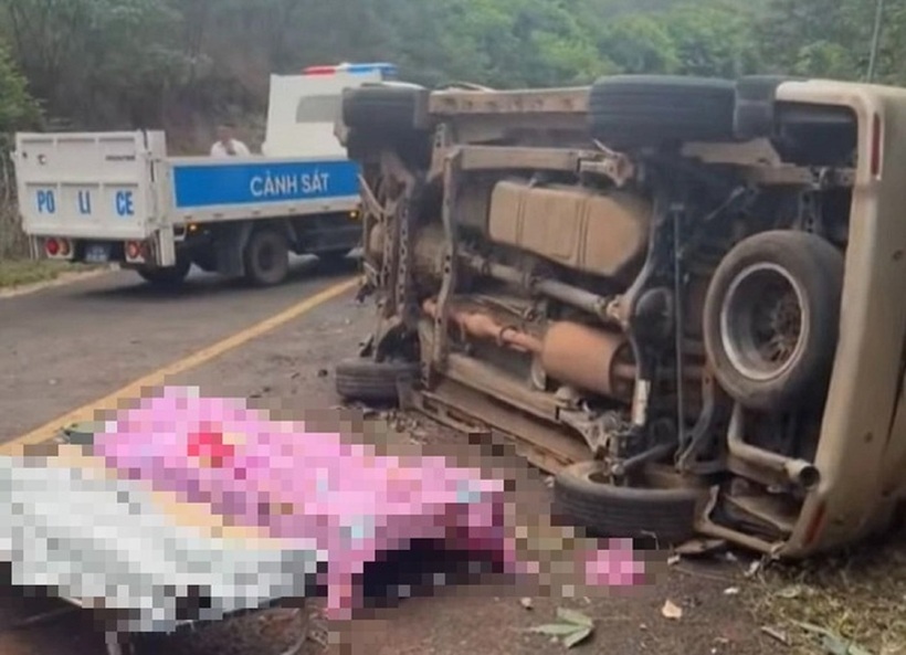 Hiện trường vụ xe 7 chỗ mất lái khiến hai bà cháu ở Đồng Nai tử nạn. Ảnh: NLĐ