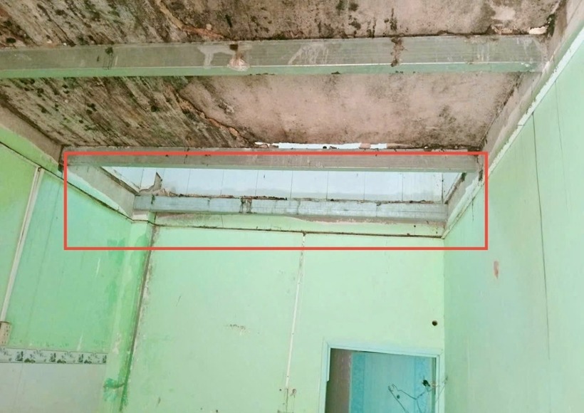 Vị trí sàn trên gác bị sập khi 2 mẹ con đang dọn dẹp căn nhà. (Ảnh: Lao động)