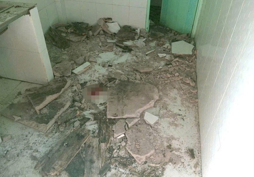 Nhiều mảng bê tông lớn rơi theo, vỡ nát dưới sàn nhà. (Ảnh: Báo Lâm Đồng)