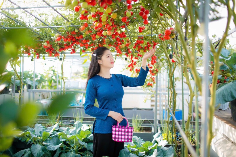 Hơn cả những giá trị vật chất, khu vườn đã trở thành nơi gắn kết các thành viên trong gia đình và là không gian để chị thỏa mãn niềm đam mê sáng tạo. Đây cũng là điểm đến lý tưởng để hội chị em yêu cây cối cùng giao lưu, lưu giữ những khoảnh khắc đẹp, giúp cuộc sống thêm phần ý nghĩa và tràn đầy cảm hứng.