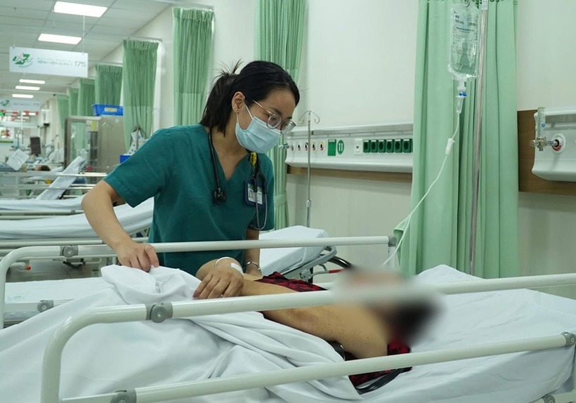 Nhiều người nghi ngộ độc sau khi ăn bánh mì. Ảnh: Vietnamnet.