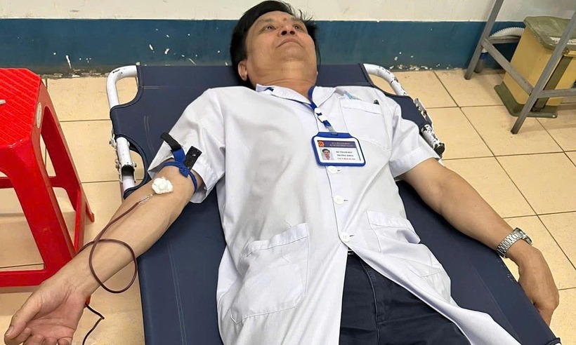 Tin tức đời sống 2/3: 4 thầy thuốc hiến máu cứu người trong ca trực đêm - 1
