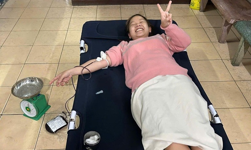 Tin tức đời sống 2/3: 4 thầy thuốc hiến máu cứu người trong ca trực đêm - 2