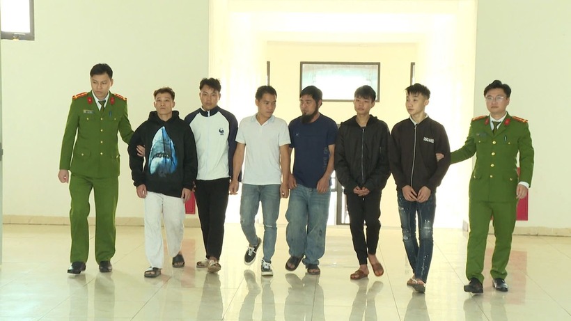 Các đối tượng trong vụ việc gây rối trật tự công cộng được đưa về cơ quan Công an để làm việc. Ảnh: Công an tỉnh Thanh Hóa