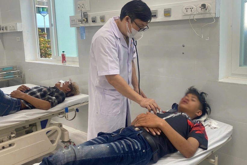 Các nạn nhân trong vụ tai nạn đang điều trị tại Bệnh viện đa khoa Quảng Ngãi. (Ảnh: Dân trí)