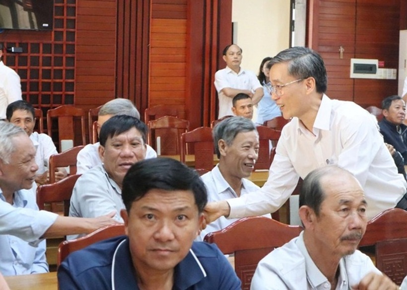 Ông Nguyễn Khánh Ngọc bắt tay, chào hỏi cử tri trước giờ hội nghị.