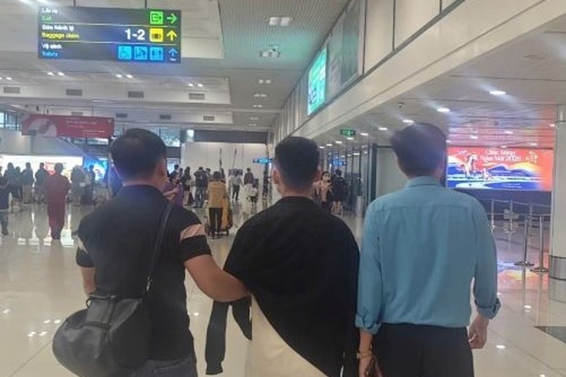 Công an bắt giữ đối tượng truy nã nguy hiểm lẩn trốn tại TP.HCM, di lý về tỉnh Phú Thọ để xử lý theo quy định. Ảnh: Công an Phú Thọ