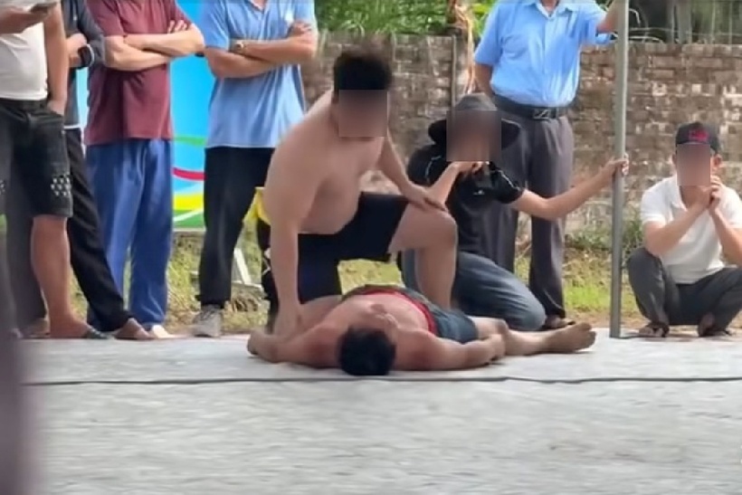 Đô vật 44 tuổi bất tỉnh sau khi bị đối thủ bế ngửa rồi đập phần cổ gáy xuống sàn tại lễ hội truyền thống làng. Ảnh: Tạp chí Tri thức.