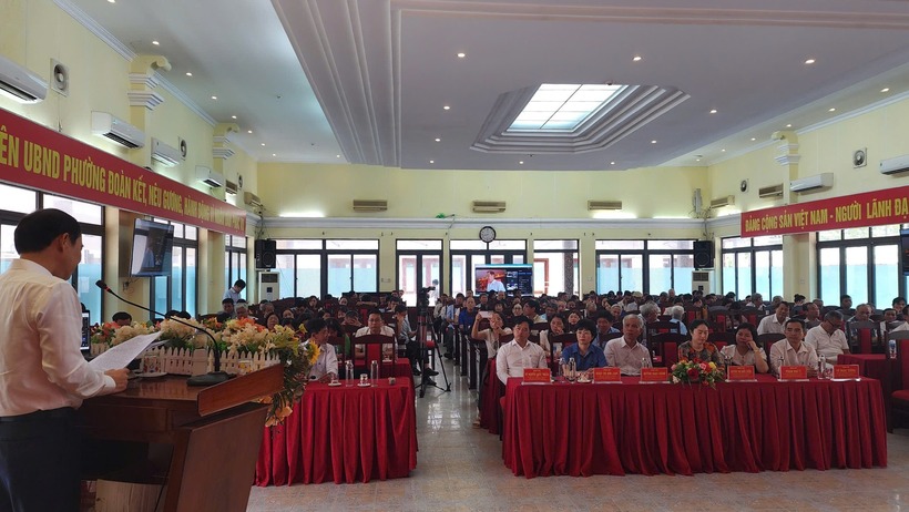 Ông Nguyễn Thái Học - Phó Bí thư Đảng ủy Mặt trận Tổ quốc trình bày chương trình hành động trước cử tri.