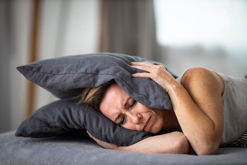 Ù tai thường nặng hơn về đêm gây khó chịu