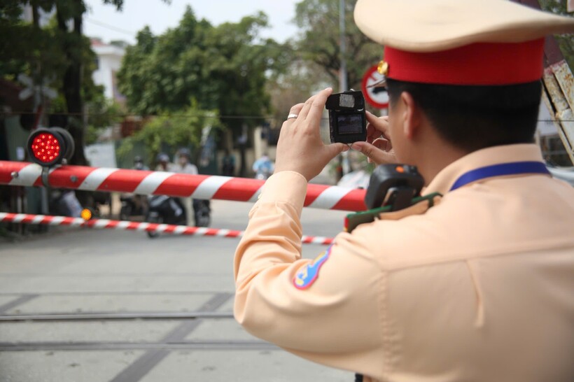 CSGT ghi hình các trường hợp vi phạm khi qua đường ngang.