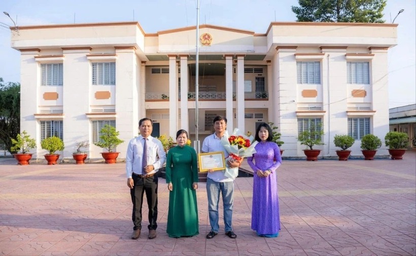 Lãnh đạo Đảng ủy, UBND xã Tân Thành khen thưởng đột xuất cho anh Nguyễn Hoàng Duy. (Ảnh: PLO)