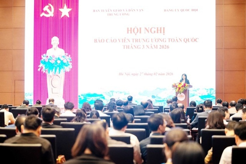 Bà Tạ Thị Yên thông tin về công tác chuẩn bị bầu cử (Ảnh: Phạm Thắng).