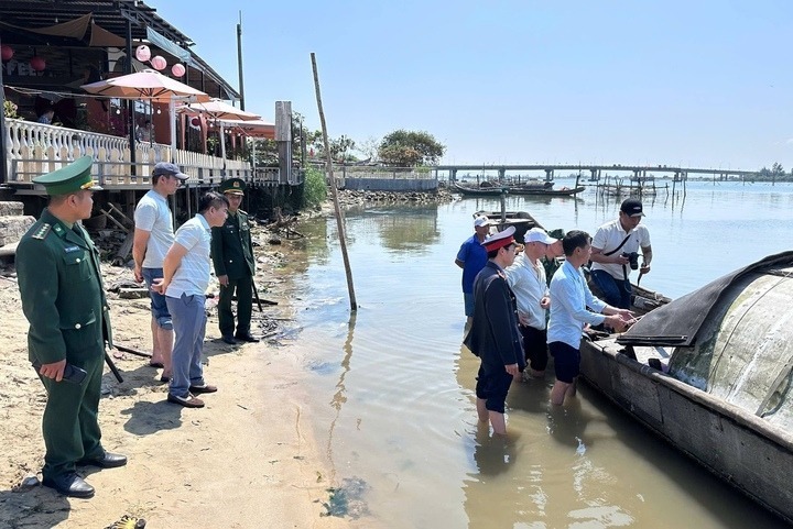 Viện KSND khu vực 1 (TP Huế) tham gia kiểm sát khám nghiệm vụ chìm thuyền làm 2 mẹ con tử nạn xảy ra tại phường Thuận An. (Ảnh: Viện KSND khu vực 1 TP.Huế)
