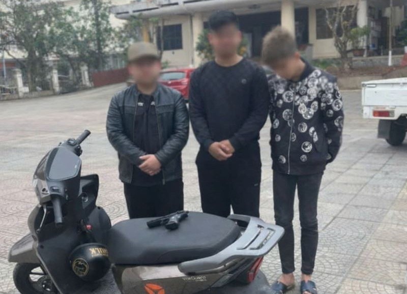 3 thanh niên cùng tang vật bị thu giữ. Ảnh: Giáo dục & Thời đại