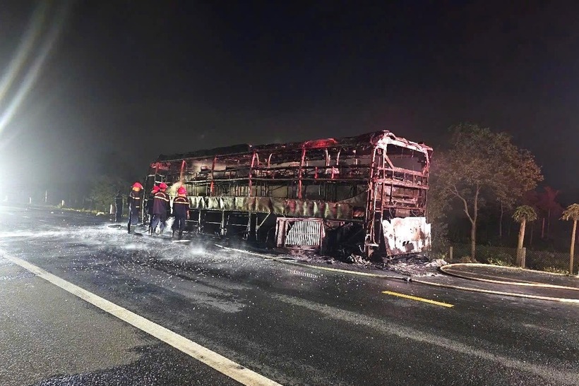 Xe giường nằm cháy trơ khung. (Ảnh: VietnamNet)