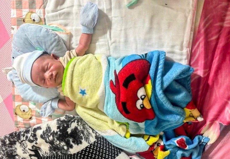 Hiện cháu bé có sức khỏe tốt, bú tốt và đang được giao cho ông Hồ Quang Thi, tạm thời nuôi dưỡng, chăm sóc. Ảnh: PLO.