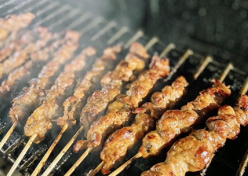 Thịt xiên nướng từ lâu đã là thức quà chiều quen thuộc của người Hà Nội.