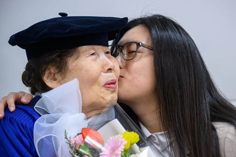 Bà Kim Jeong-ja là sinh viên lớn tuổi nhất của Đại học Nữ sinh Sookmyung. Ảnh: Korea Times