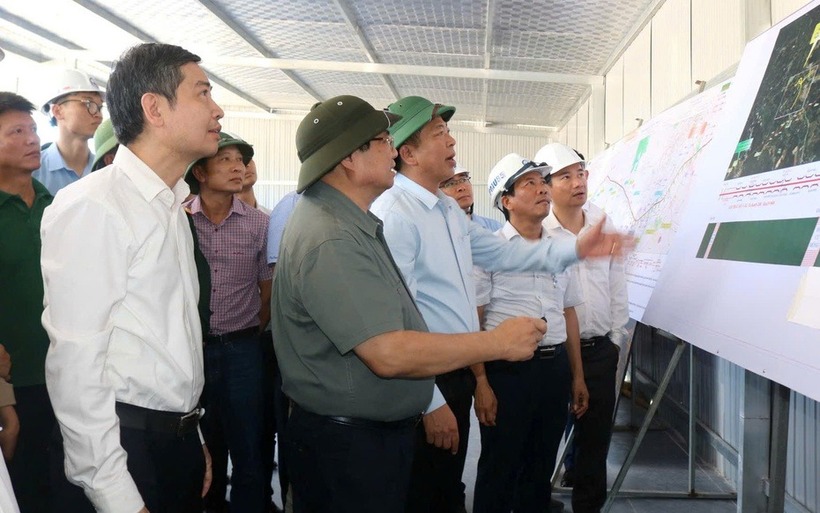 Thủ tướng Chính phủ Phạm Minh Chính cùng đoàn công tác kiểm tra tiến độ Dự án thành phần cao tốc Quy Nhơn - Chí Thạnh.