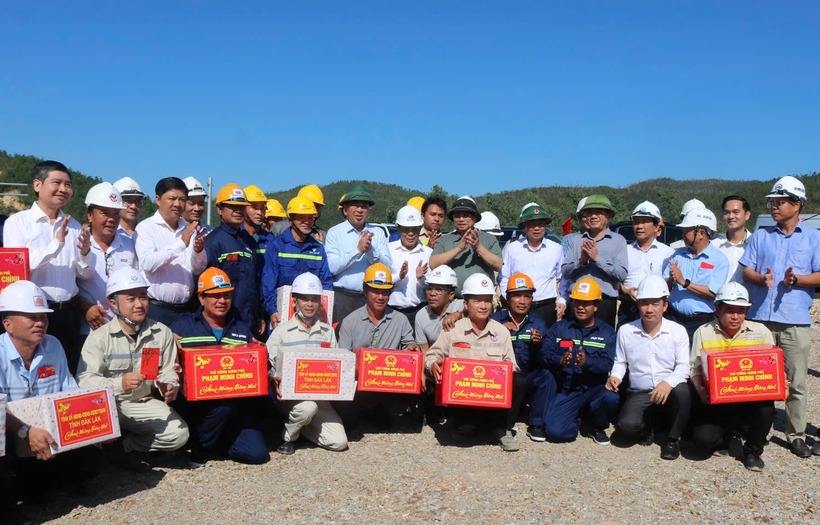 Thủ tướng yêu cầu hoàn thành các nhà thầu tiếp tục tập trung nhân lực, hoàn thành cao tốc đúng tiến độ.