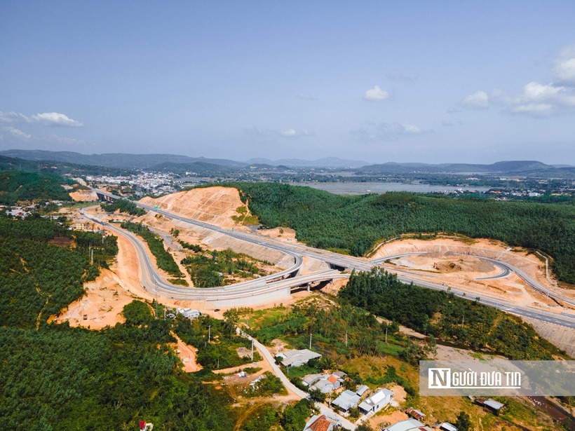 Toàn cảnh đoạn cao tốc Quy Nhơn - Chí Thạnh qua tỉnh Đắk Lắk.