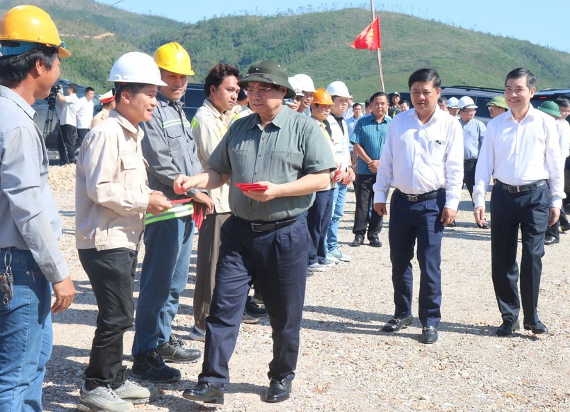 Thủ tướng Chính phủ Phạm Minh Chính thăm hỏi, tặng quà động viên các đơn vị thi công, công nhân viên thi công trên các dự án.
