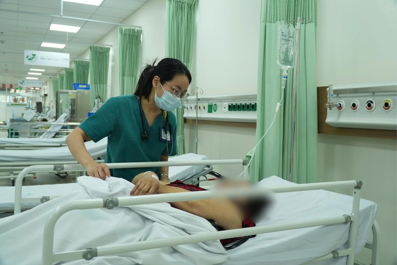 Nhiều bệnh nhân nghi ngộ độc thực phẩm sau khi ăn bánh mì. Ảnh: Tuổi Trẻ.